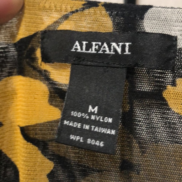 A black and yellow floral blouse - Picture 3 of 3